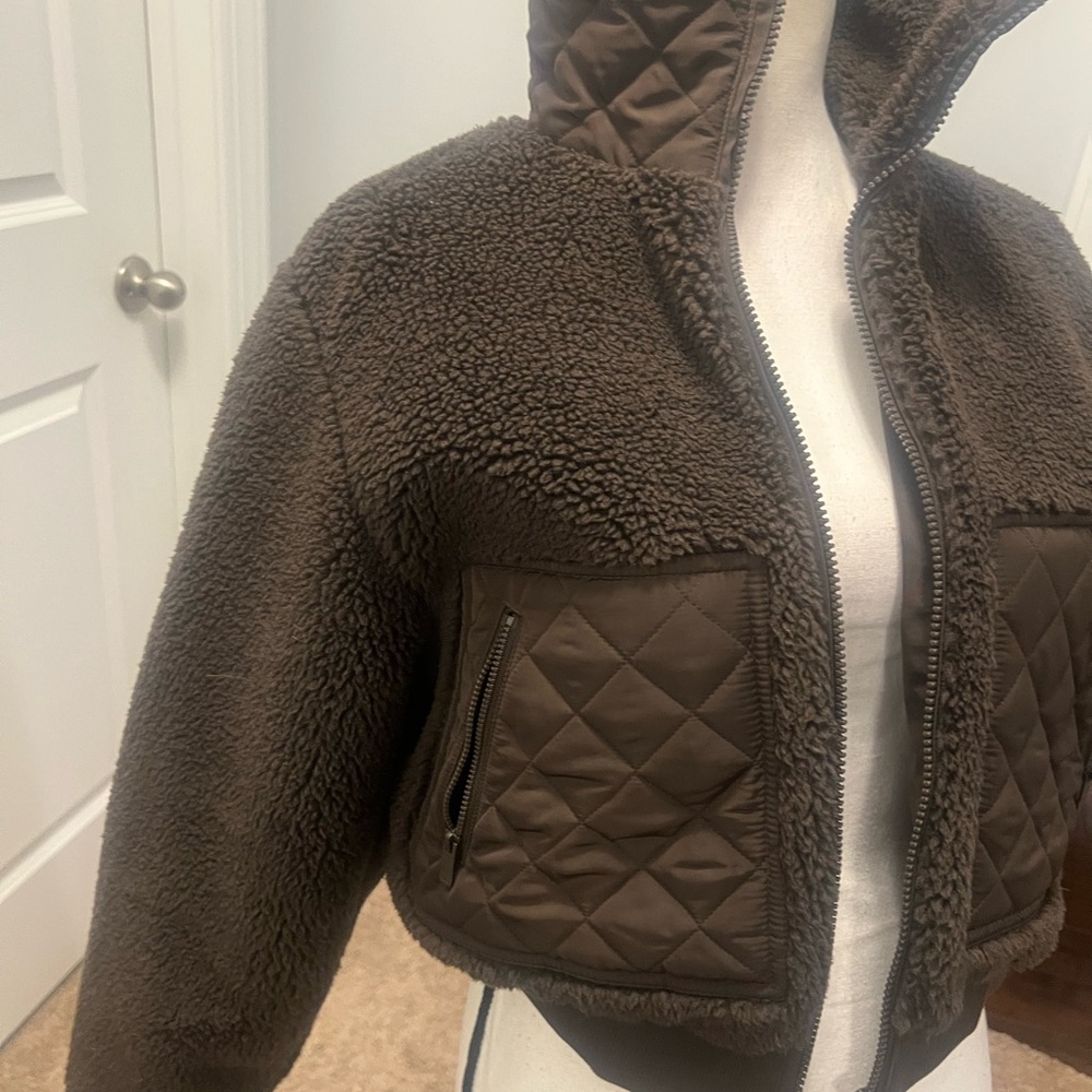 Sherpa Edge Bomber
Alo   Xsmall. NWOT. - Picture 5 of 14
